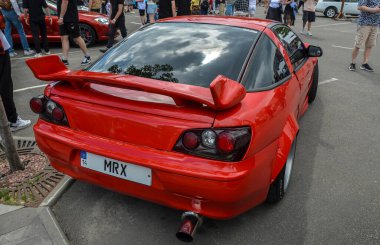 Kırmızı Mitsubishi Eclipse, parlak ve dinamik spor araba, ön far, cesur tasarım ve yüksek performans