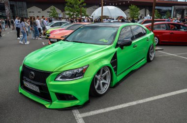 Yeşil Lexus LS sancak gemisi modeli, Lexus zanaatkarlığının doruk noktasını somutlaştırır, sofistike ve çekici bir sürüş deneyimi sunar.