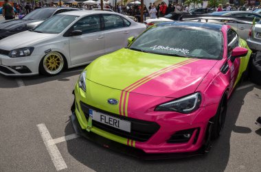 Canlı modifiye edilmiş Subaru BRZ vurucu iki tonluk yeşil ve pembe şema ile boyanmış özel tekerlekler süspansiyonları indirmiş ve öne çıkan ayrıştırıcı ile agresif ön tampon