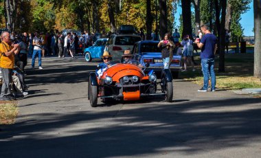 Canlandırıcı turuncu araç Morgan Super 3 güçlü motoru ve hafif tasarımıyla üç tekerlekli ikonik aracın modern tasarımı.