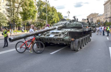 Ukrayna 'nın savaş alanlarında imha edilen Rus T-72 tankı, Kyiv' deki imha edilmiş Rus teçhizatı sergisinin bir parçası olarak görülüyor.