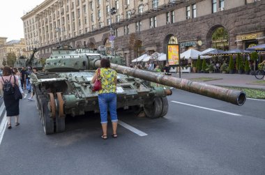 Ukrayna 'nın savaş alanlarında imha edilen Rus T-72 tankı, Kyiv' deki imha edilmiş Rus teçhizatı sergisinin bir parçası olarak görülüyor.