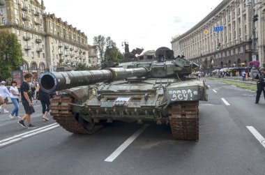 T-90A ana savaş tankı (Rus Federasyonu) Ukrayna Silahlı Kuvvetleri tarafından Ukrayna 'nın başkenti Kyiv' deki imha edilmiş Rus askeri teçhizatının sergilendiği sergide imha edildi.