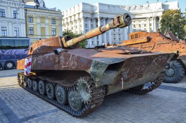 Kyiv 'deki Khreshhatyk Caddesi' nde sergilenen 2S1 