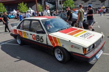 Toyota Carina A60. Güvenilirliği, konforu ve yakıt verimliliği ile tanınan orta büyüklükte popüler bir sedan.