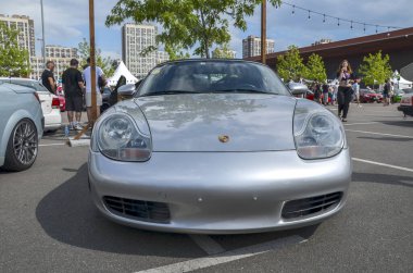İkonik iki koltuklu Porsche Boxster roadster canlandırıcı sürüş dinamikleri, çevik kullanım ve rafine performansı ile ünlüdür.