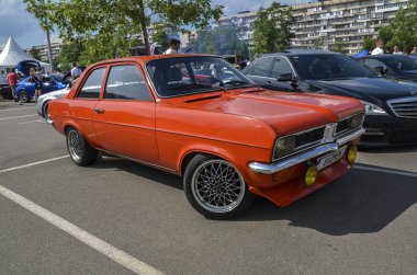 Vibrant orange Vauxhall Viva 1960 ve 70 'lerde üretilen kompakt bir otomobildir. Bu özel model özel tekerlekler ve ek ışıklarla modifiye edilecek.