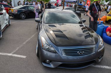 Lüks coupe Infiniti G37 akış hatları ve tüm tekerden çekişli, heyecan verici bir sürüş deneyimi sunuyor.