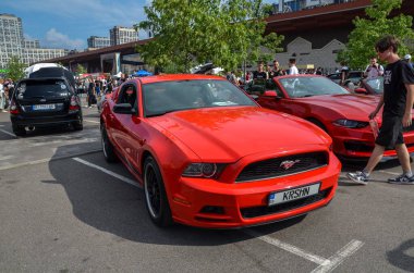 Kırmızı Ford Mustang, güçlü motoru, heyecan verici performansı ve ayırt edici tasarımıyla bilinen ikonik Amerikan kaslı arabası.