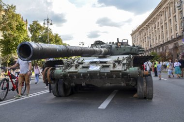 Ukrayna 'nın savaş alanlarında yok edilen Rus Federasyonu silahlı kuvvetlerinin T-72 Tankı, Kyiv' deki serginin bir parçası olarak görülüyor.