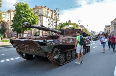 Kyiv 'deki Khreshhatyk Caddesi' nde sergilenen 2S1 