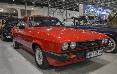 Renkli kırmızı 1979 model Ford Capri 'nin kendine özgü fastback çatı çizgisi Avrupa' da popüler bir modeldir.