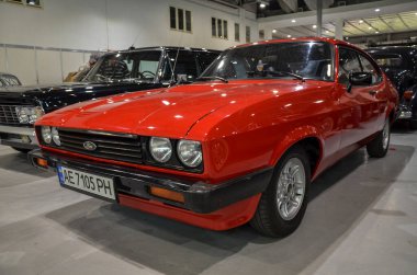 Renkli kırmızı 1979 model Ford Capri 'nin kendine özgü fastback çatı çizgisi Avrupa' da popüler bir modeldir.