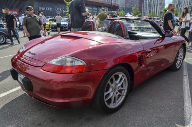 Porsche Boxster Iconic modeli, parlak tasarımı, güçlü motoru ve üstü açılır kapağı ile heyecan verici bir sürüş dinamiği ve günlük kullanılabilirlik karışımı sunuyor.