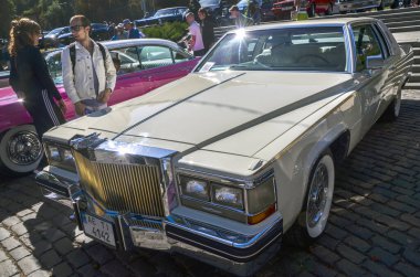 Amerikan lüks klasik arabası beyaz sedan Cadillac DeVille 1990 Kyiv 'deki eski araba sergisinde sunuldu 