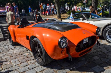 Shelby Cobra, güçlü motoru, hafif şasisi ve heyecan verici performansı ile bilinen ikonik spor arabası otomotiv gücü ve hızının efsanevi sembolüdür.