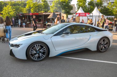 BMW i8, göz alıcı stili ve gelişmiş teknolojisiyle, elektrikli spor arabaların geleceğini temsil ediyor.
