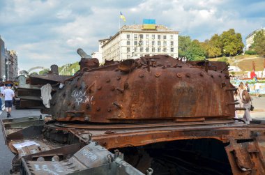 Hasarlı Rus tankının yakın plan görüntüsü. Görünür kurşun delikleri ve işaretlerle savaş belirtileri var. Bu görüntü, devam eden savaşın dokunaklı bir hatırlatıcısı olarak hizmet veriyor.