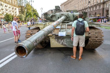 Rus askeri teçhizatının sergilendiği Khreshhatyk caddesinde Ukrayna kuvvetleri tarafından yakalanan T-80 tankı sergilendi.