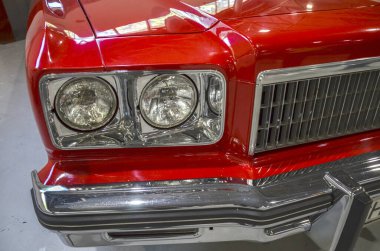 Chevrolet Impala 'nın klasik arabasının ön ucu. Parlak kırmızı boya, parlak krom ızgara ve tampon, klasik Amerikan tarzını çağrıştırıyor.