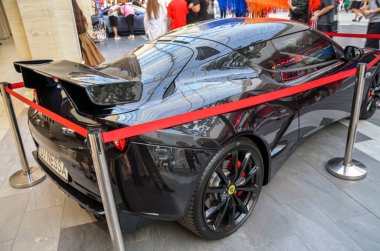 Lotus Evora 'nın hafif şasisi keskin saplı ve güçlü motorlu spor arabası yola heyecan verici bir bağlantı sunuyor. Saf sürüş coşkusu ruhunu somutlaştırıyor.