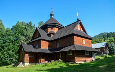 1719 yılından kalma Kutsal Bakire Meryem 'in doğumu ahşap kilisesi Ukrayna' nın Karpatya Dağları 'ndaki Kryvorivnia köyünde sakin bir yerde yemyeşil ağaçların arasında duruyor.