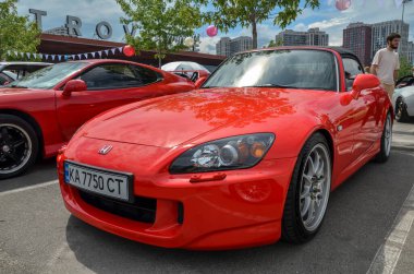 Honda S2000 Yüksek Aranılan ve Koleksiyonluk Spor Araba. Performans, tarz ve nadirlik kombinasyonu onu modern klasik yapar.