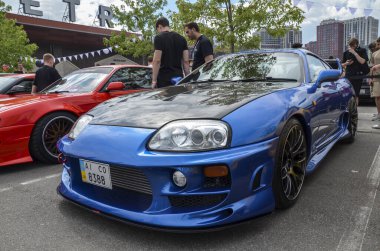 Toyota Supra A80 ikonik Japon spor otomobili, güçlü motoru, şık tasarımı ve popüler kültürde başrol oynamasıyla ünlüdür.