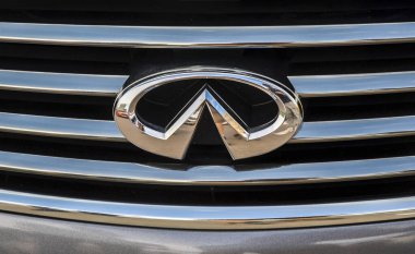 Infiniti logosu gösterişli ve modern amblem markanın premium araçlarını temsil ediyor. Lüks ve performansın sembolü