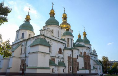 Altın kubbeli ve beyaz duvarlı tarihi Ortodoks St. Sophia Katedrali, çarpıcı açık mavi gökyüzüne karşı kurulmuş. Kyiv Ukrayna. Kültür, mimari ve manevi önemin temsili