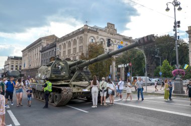 Yanmış ve ezilmiş Rus kendinden güdümlü howitzer 152 mm Msta-S Ukrayna 'da savaşırken yok ediyordu.