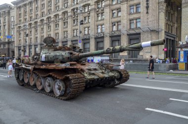 Ukrayna Silahlı Kuvvetleri tarafından 1989 Rus Federasyonu 'nun Khreschatyk caddesindeki silahlı kuvvetlerinin 72-B3 tank modeli yok edildi.