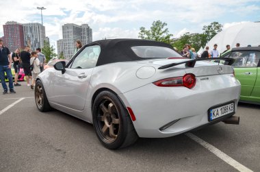 Hafif ve çevik beyaz roadster Mazda MX-5 Miata 2016 çekici kullanım ve açık-top sürüş deneyimiyle ünlüdür
