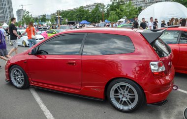 Kırmızı Honda Civic R tipi yüksek performanslı hatchback agresif stil ve kalın tasarım elemanları