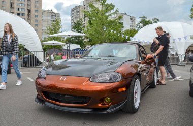 İkonik roadster Mazda MX-5 Miata şık tasarım, üstü açık bluz ve macera arayanlar için mükemmel spor performans.