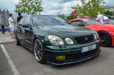 Lüks sedan 2004 Lexus GS 300. Pürüzsüz sürüş, sessiz kabin ve güçlü motoruyla tanınıyor. Konfor, performans ve sofistike tasarımın karışımı.