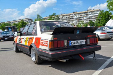 Eski model Toyota Carina dayanıklılığı, konforu ve olağanüstü mühendisliği ile ünlüdür.