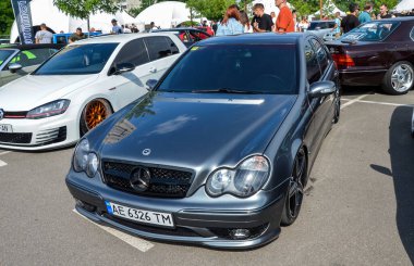 Gösterişli ve sofistike, gümüş Mercedes Benz C 180 özel tekerler ve modifiye ön tampon, detaylara ve performans güncellemelerine dikkat