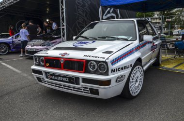 1992 Dünya Ralli Şampiyonu Lancia Delta HF Integrale Evo ikonik Martini Yarış Ahırında. Beyaz vücut, kırmızı ızgara ve Michelin lastikleri. Bir motor sporu efsanesi.