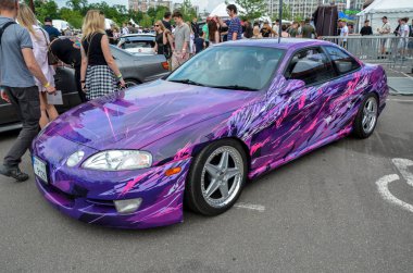 Nadir bulunan bir şey! Çarpıcı mor ve pembe 1991 model Toyota Soarer zamansız dizaynlı bir Japon lüks arabasıdır. Zarif çizgileri ve güçlü duruşu onu baş döndürücü yapıyor.