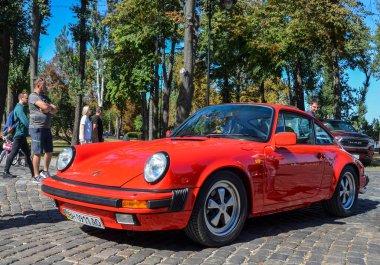 Kırmızı Porsche 911 Carrera efsanevi spor arabası ve ikonik tasarımı. Pürüzsüz çizgilerini, güçlü performansını ve coşkulu dürtüsünü tecrübe edin.