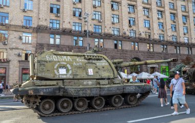 Yakalanan ve yok edilen Rusların kendi güdümlü Howitzer 2S19 Msta-S 'i ödül olarak kullanılıyor ve Ukrayna' nın Khreschatyk Streen 'deki direnişinin kanıtı olarak gösteriliyor.