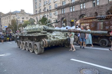 Görünür yanık izleri olan yok edilmiş Rus T-72 tankı sürmekte olan savaşı ve neden olduğu yıkımı hatırlatıyor. Kyiv, Ukrayna