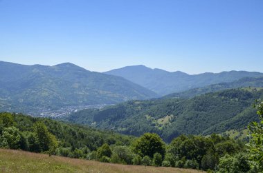 Yuvarlanan tepeler, gelişen vadiler, açık gökyüzü, açık hava meraklıları, barışçıl geri çekilmeler ve doğa fotoğrafçılığı için ideal olan yemyeşil manzaranın nefes kesici güzelliğini keşfedin. Karpatlar