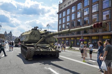 Ukrayna 'nın savaş alanlarında imha edilen 2S19 Msta-S kendinden itişli Rus havan topu, ezilmiş askeri teçhizat sergisi kapsamında sergileniyor.