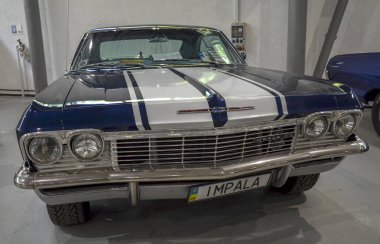 1966 Chevrolet Impala SS, Amerikan otomotiv mükemmelliğinin ruhunu somutlaştıran zamansız bir klasik. Varlığı, bu ikonik araçların küresel cazibesini vurguluyor