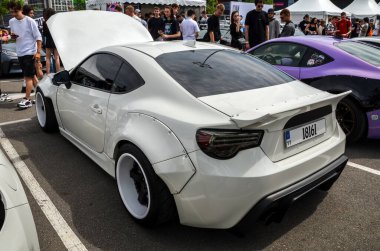 Spor coupe Toyota 86 geniş gövde kiti ve diğer modifikasyonlarla ağır bir şekilde özelleştirilmiştir.