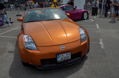 İkonik iki kapılı spor araba 2004 Nissan 350Z farklı farları ve dinamik tasarımı ile Bu bir tutku ifadesi ve sürüş zevkinin sembolü