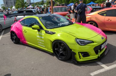 Modifiye edilmiş iki tonluk pembe ve limon yeşili iş Subaru BRZ, hafif tasarımı ve çevik kullanımıyla bilinen arkadan çekişli spor araba
