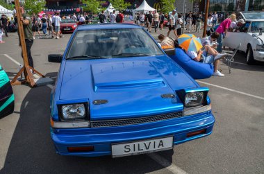 Blue Nissan Silvia arka teker çekişli tasarımıyla tanınan bir Japon spor arabasıdır.